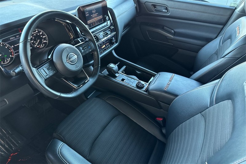 Nissan Pathfinder Vehicle Full-screen Gallery Image 10