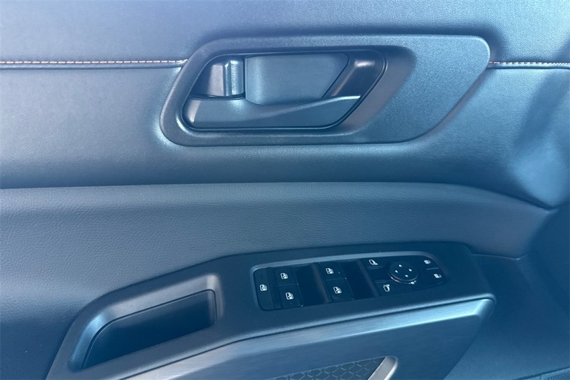 Nissan Pathfinder Vehicle Full-screen Gallery Image 11