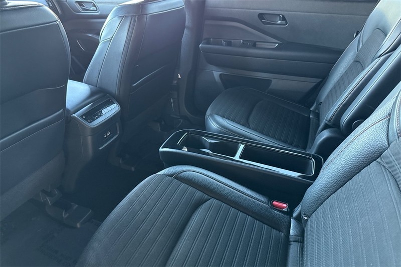 Nissan Pathfinder Vehicle Full-screen Gallery Image 12