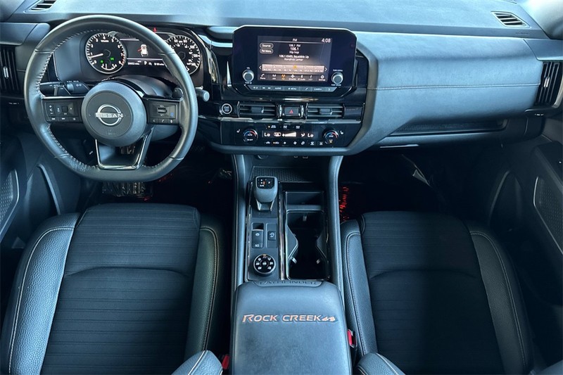 Nissan Pathfinder Vehicle Full-screen Gallery Image 13