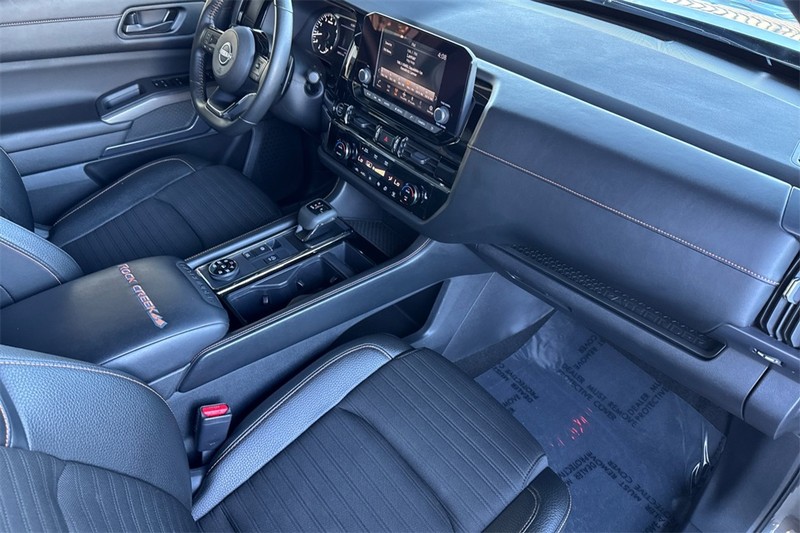 Nissan Pathfinder Vehicle Full-screen Gallery Image 15