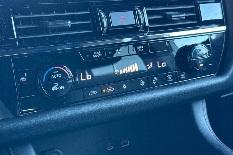 Nissan Pathfinder Vehicle Full-screen Gallery Image 19