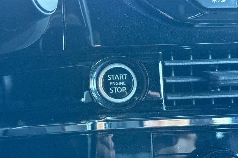 Nissan Pathfinder Vehicle Full-screen Gallery Image 21