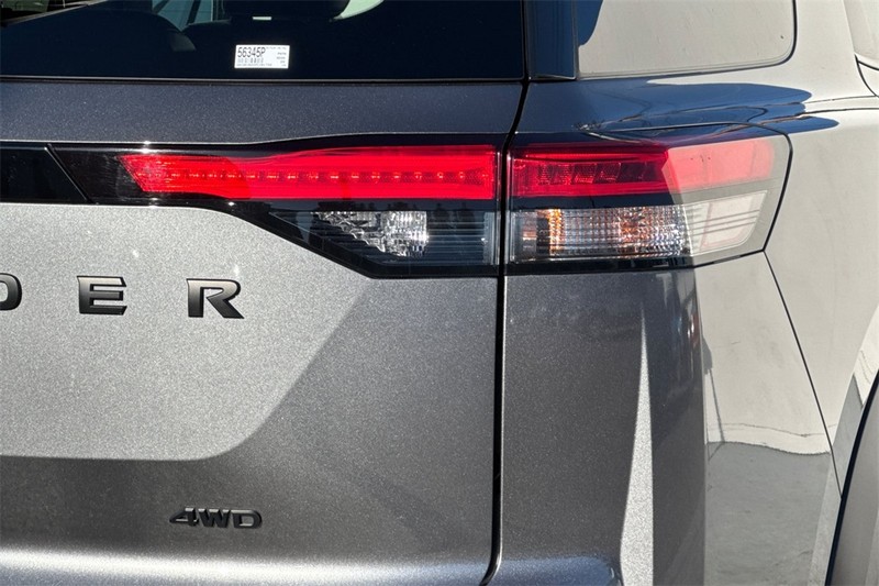 Nissan Pathfinder Vehicle Full-screen Gallery Image 26