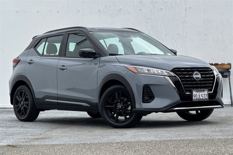 Nissan Kicks Vehicle Full-screen Gallery Image 02