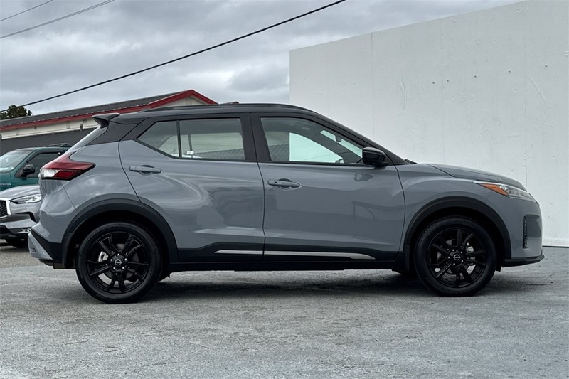 Nissan Kicks Vehicle Full-screen Gallery Image 03