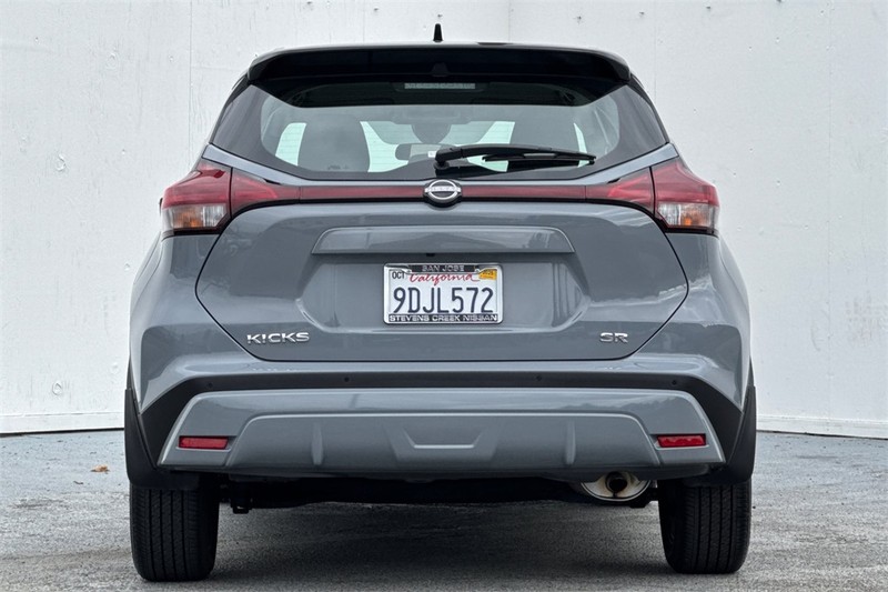 Nissan Kicks Vehicle Full-screen Gallery Image 05