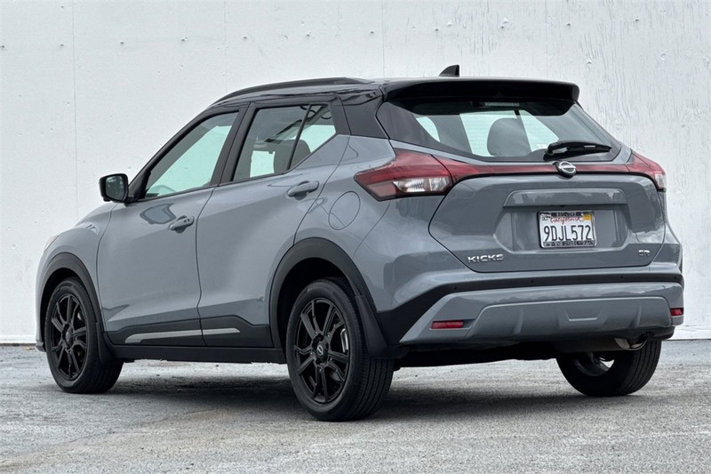 Nissan Kicks Vehicle Full-screen Gallery Image 06