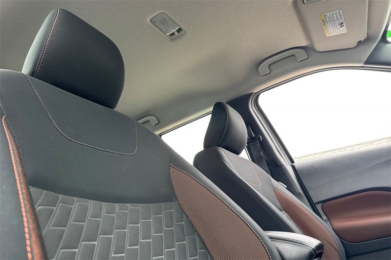 Nissan Kicks Vehicle Full-screen Gallery Image 16