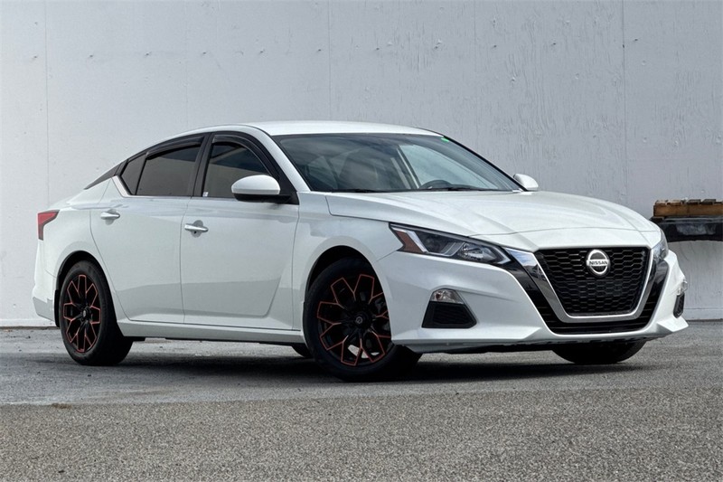 Nissan Altima Vehicle Full-screen Gallery Image 02