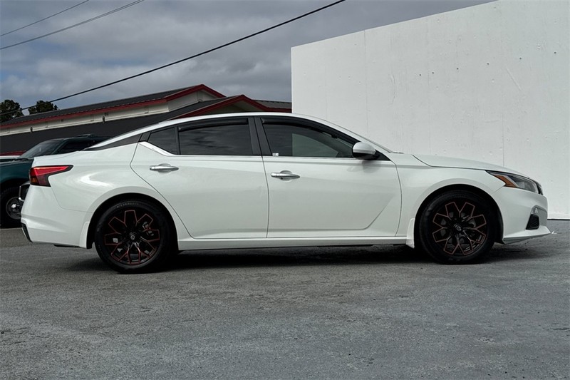 Nissan Altima Vehicle Full-screen Gallery Image 03