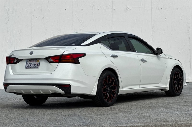 Nissan Altima Vehicle Full-screen Gallery Image 04