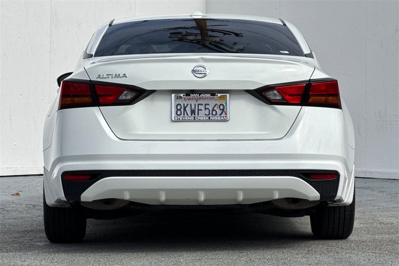 Nissan Altima Vehicle Full-screen Gallery Image 05