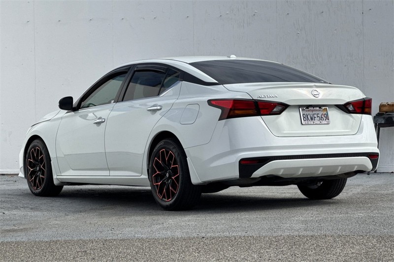 Nissan Altima Vehicle Full-screen Gallery Image 06