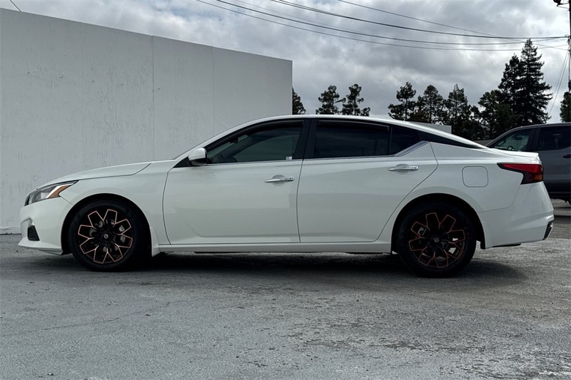 Nissan Altima Vehicle Full-screen Gallery Image 07