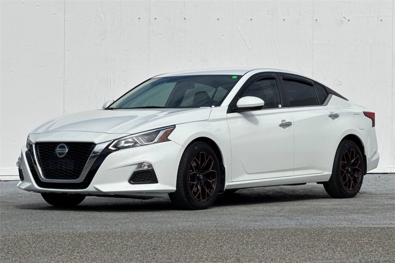 Nissan Altima Vehicle Full-screen Gallery Image 08