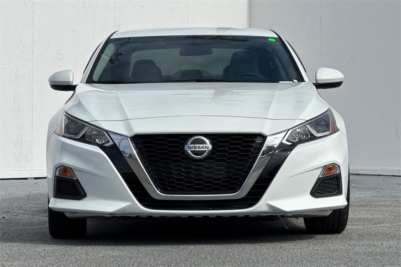 Nissan Altima Vehicle Full-screen Gallery Image 09