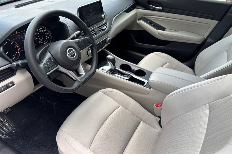 Nissan Altima Vehicle Full-screen Gallery Image 10