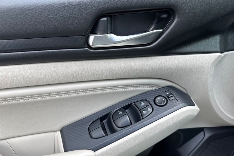 Nissan Altima Vehicle Full-screen Gallery Image 11