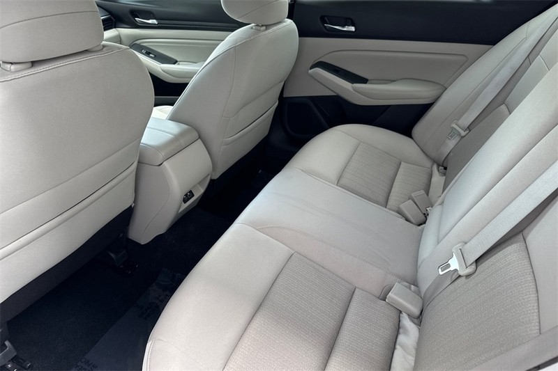 Nissan Altima Vehicle Full-screen Gallery Image 12