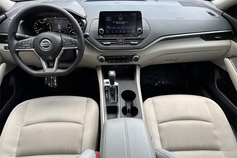 Nissan Altima Vehicle Full-screen Gallery Image 13