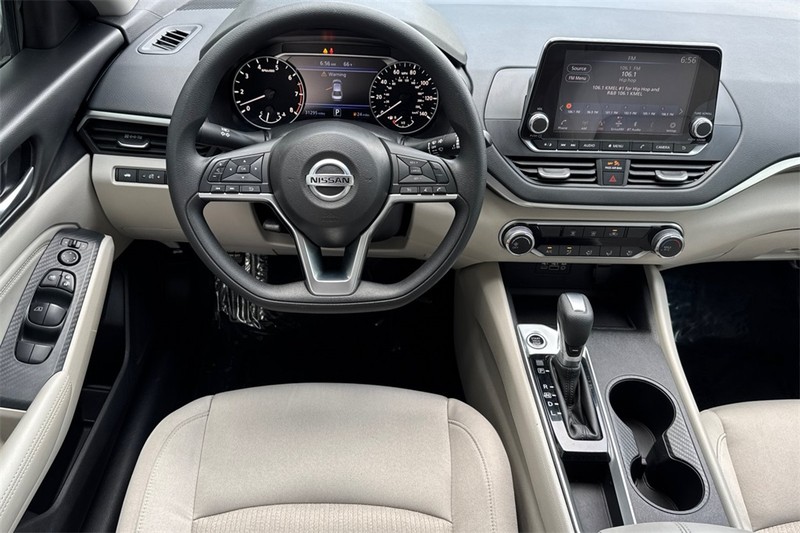 Nissan Altima Vehicle Full-screen Gallery Image 14