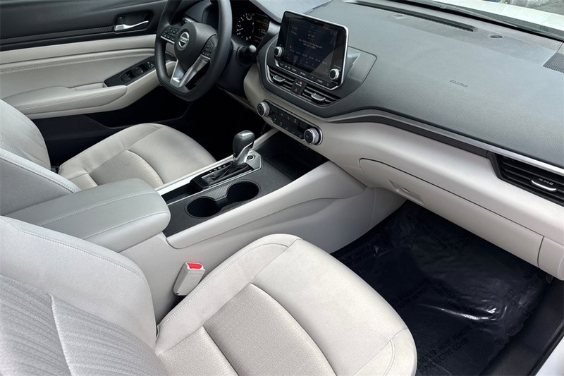 Nissan Altima Vehicle Full-screen Gallery Image 15