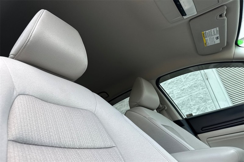 Nissan Altima Vehicle Full-screen Gallery Image 16