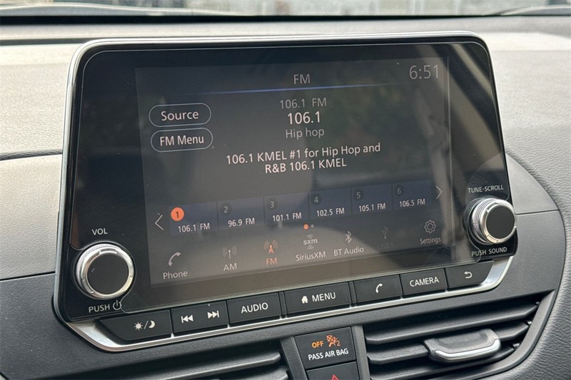 Nissan Altima Vehicle Full-screen Gallery Image 17