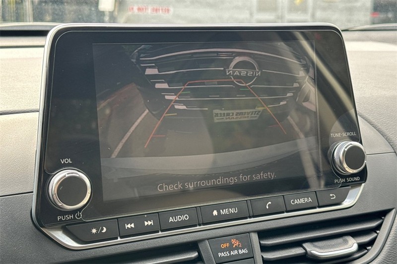 Nissan Altima Vehicle Full-screen Gallery Image 18