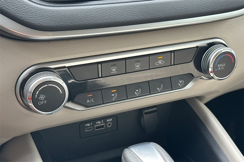 Nissan Altima Vehicle Full-screen Gallery Image 19