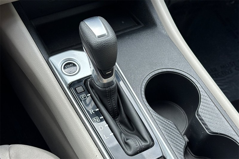 Nissan Altima Vehicle Full-screen Gallery Image 20