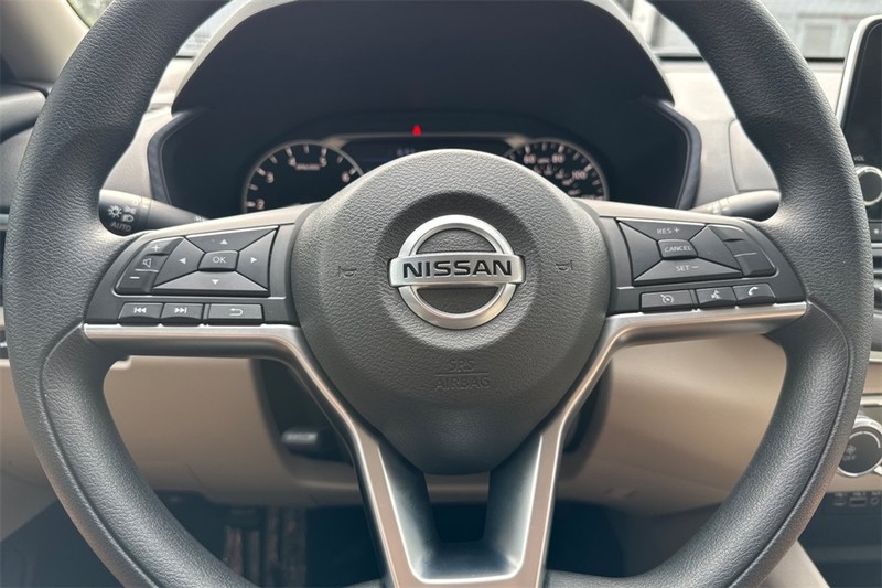 Nissan Altima Vehicle Full-screen Gallery Image 22