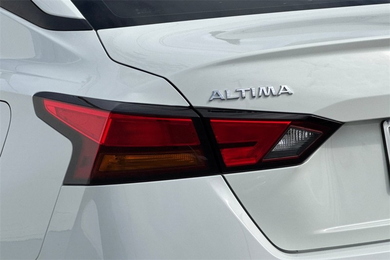 Nissan Altima Vehicle Full-screen Gallery Image 26