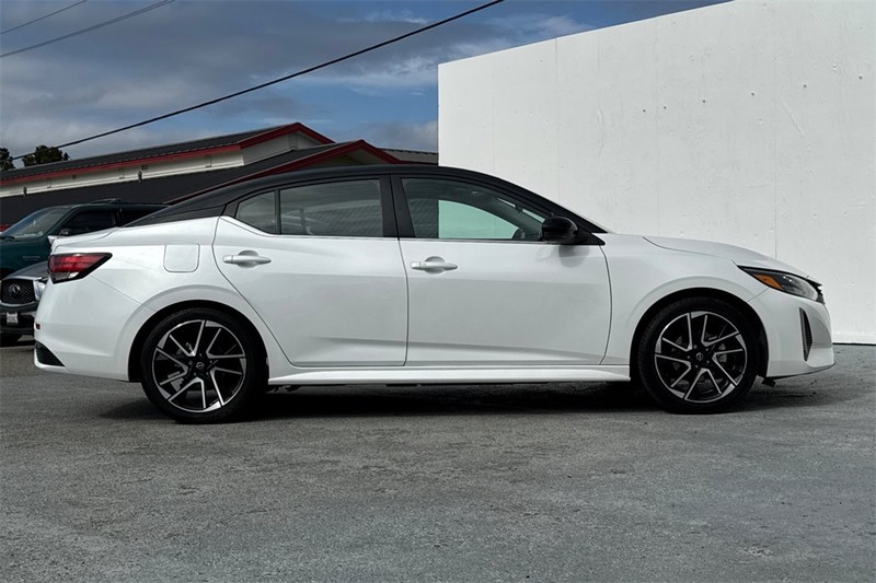 Nissan Sentra Vehicle Full-screen Gallery Image 03