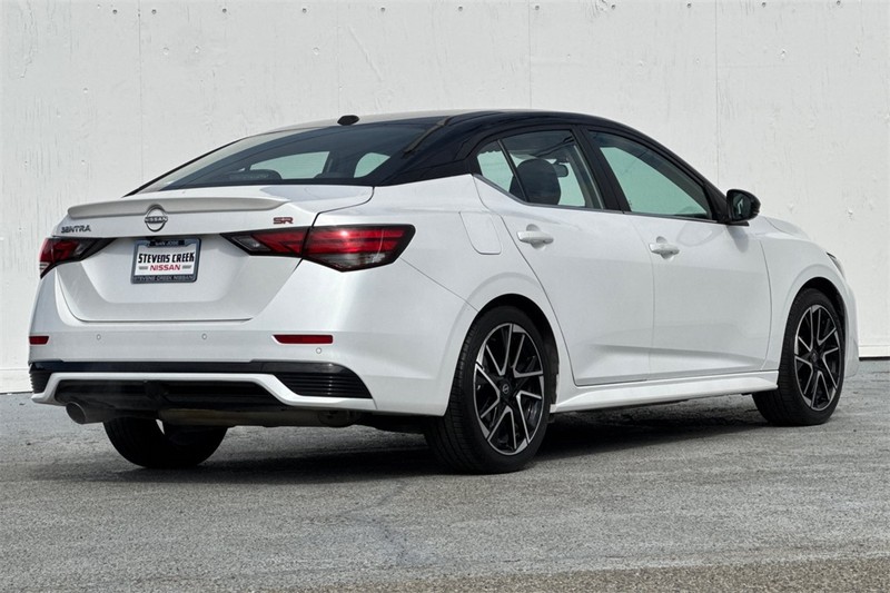 Nissan Sentra Vehicle Full-screen Gallery Image 04