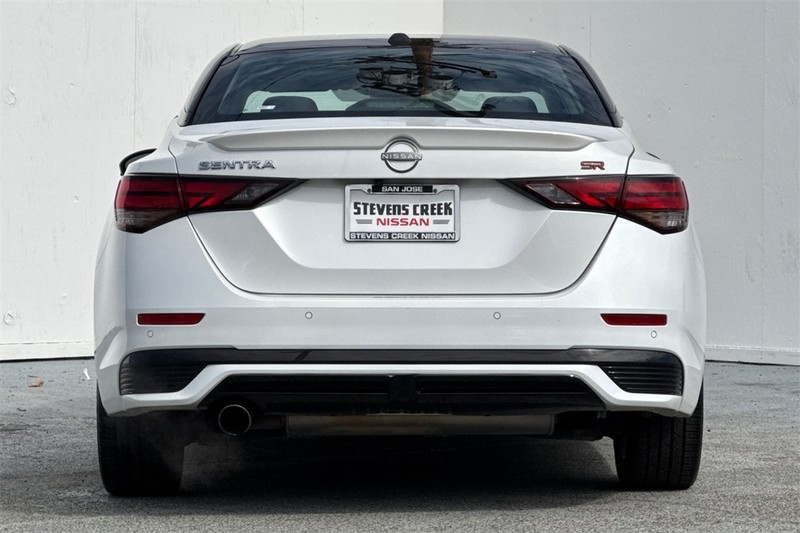 Nissan Sentra Vehicle Full-screen Gallery Image 05