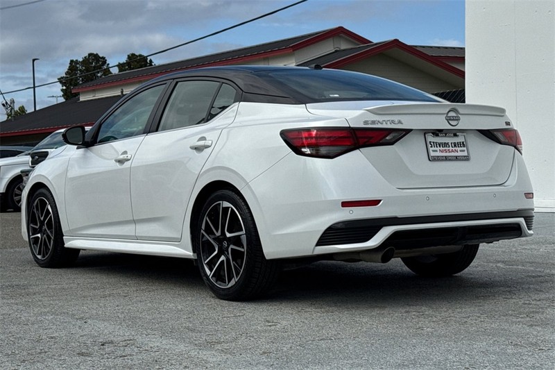 Nissan Sentra Vehicle Full-screen Gallery Image 06