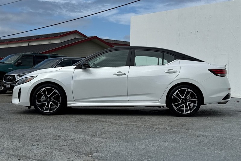 Nissan Sentra Vehicle Full-screen Gallery Image 07