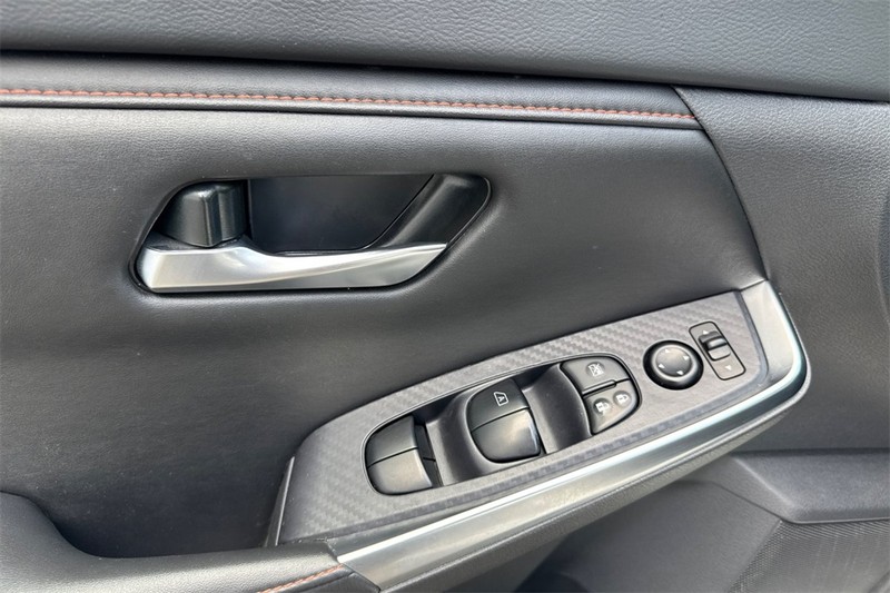 Nissan Sentra Vehicle Full-screen Gallery Image 11