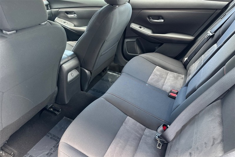 Nissan Sentra Vehicle Full-screen Gallery Image 12