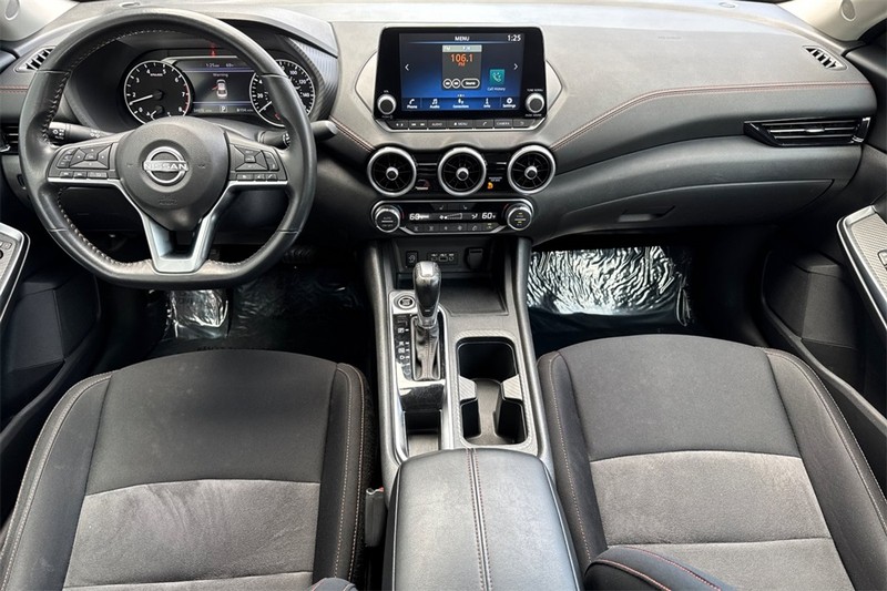 Nissan Sentra Vehicle Full-screen Gallery Image 13