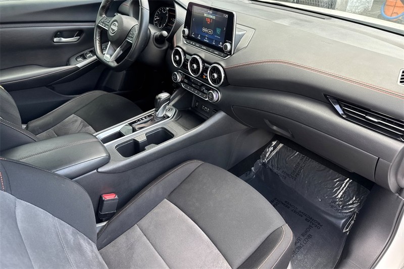 Nissan Sentra Vehicle Full-screen Gallery Image 15