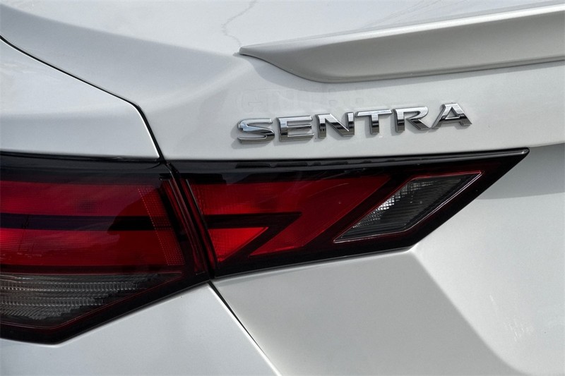 Nissan Sentra Vehicle Full-screen Gallery Image 26