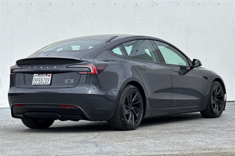 Tesla Model 3 Vehicle Full-screen Gallery Image 04