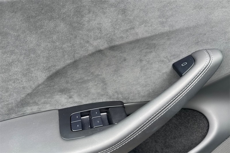 Tesla Model 3 Vehicle Full-screen Gallery Image 11