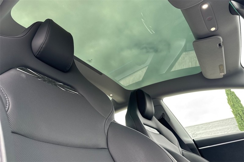 Tesla Model 3 Vehicle Full-screen Gallery Image 16