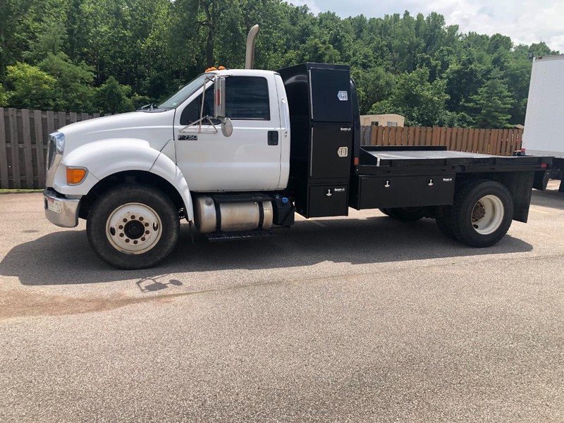 Ford Super Duty F-750 Straight Frame Vehicle Full-screen Gallery Image 2
