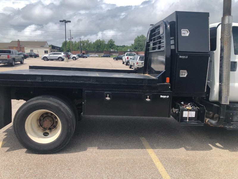 Ford Super Duty F-750 Straight Frame Vehicle Full-screen Gallery Image 7