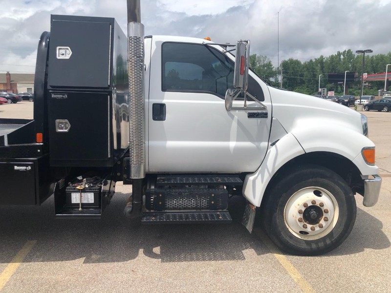 Ford Super Duty F-750 Straight Frame Vehicle Full-screen Gallery Image 8